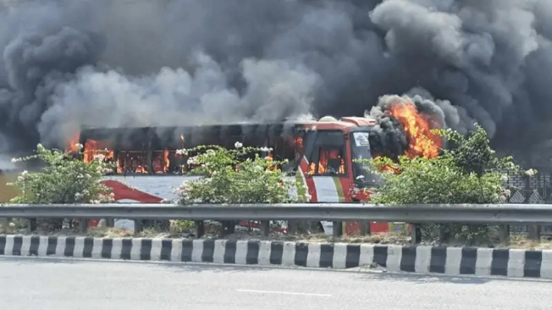 গাজীপুরে আবারও যাত্রীবাহী বাসে আগুন
